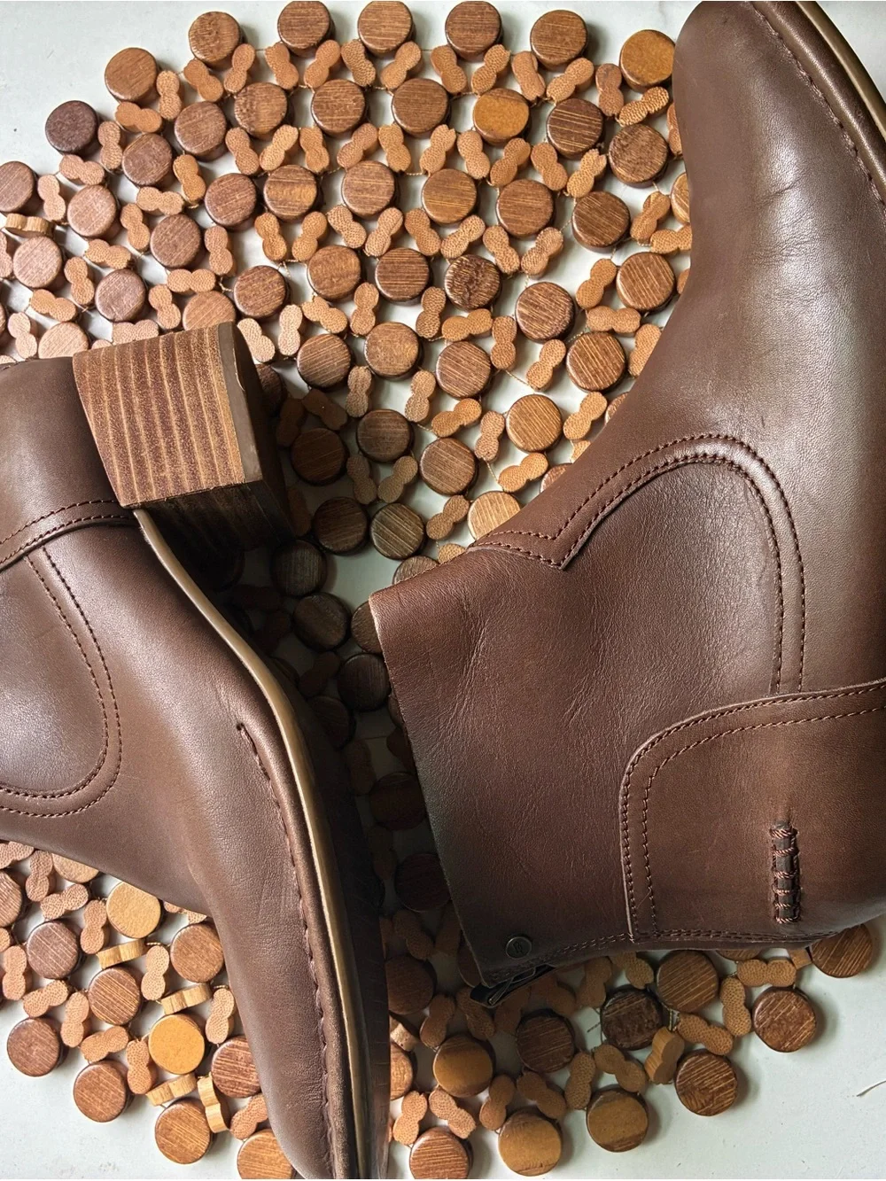 UGG elegant brown